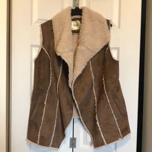 💛🧡Tan Faux Suede and fur vest.🧡💛 Size L